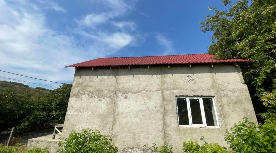 Casă nefinisată de vânzare cu un etaj + mansardă, amplasată într-o zonă liniștită a orașului Orhei, pe strada Mihai Frunze