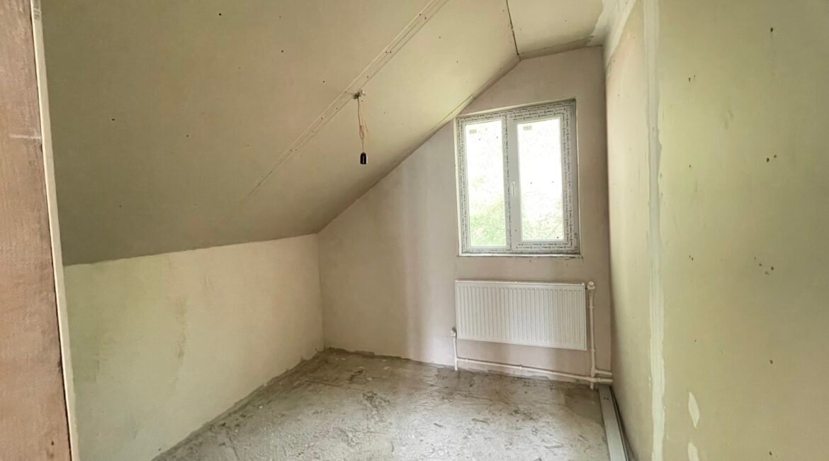 Casă nefinisată de vânzare cu un etaj + mansardă, amplasată într-o zonă liniștită a orașului Orhei, pe strada Mihai Frunze