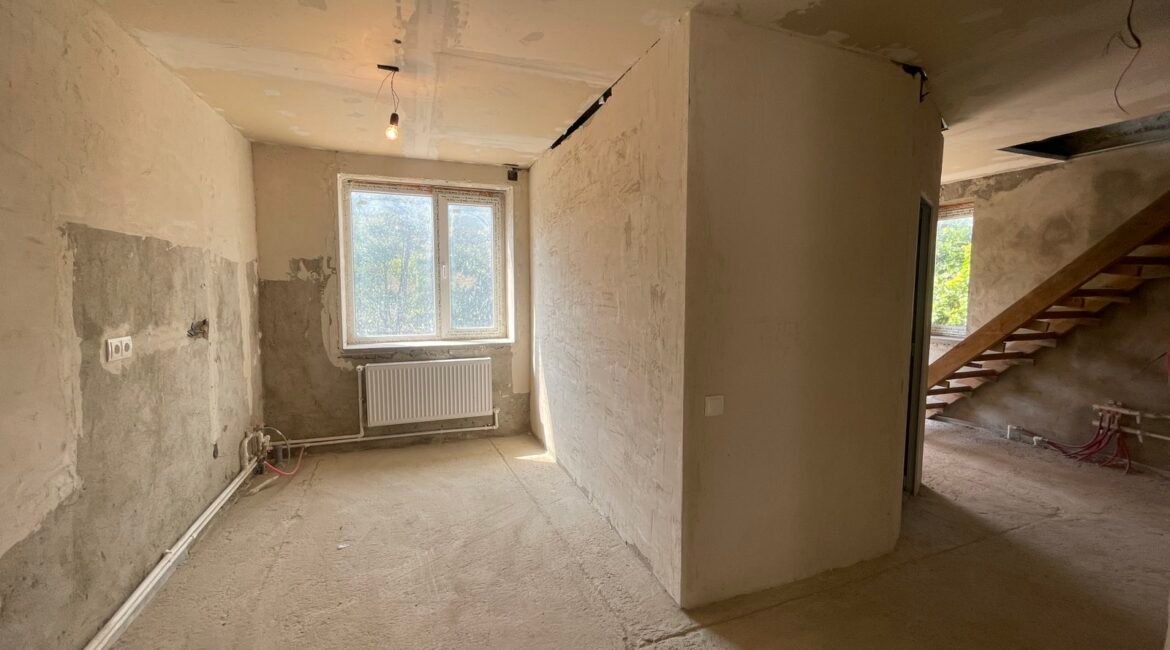 Casă nefinisată de vânzare cu un etaj + mansardă, amplasată într-o zonă liniștită a orașului Orhei, pe strada Mihai Frunze