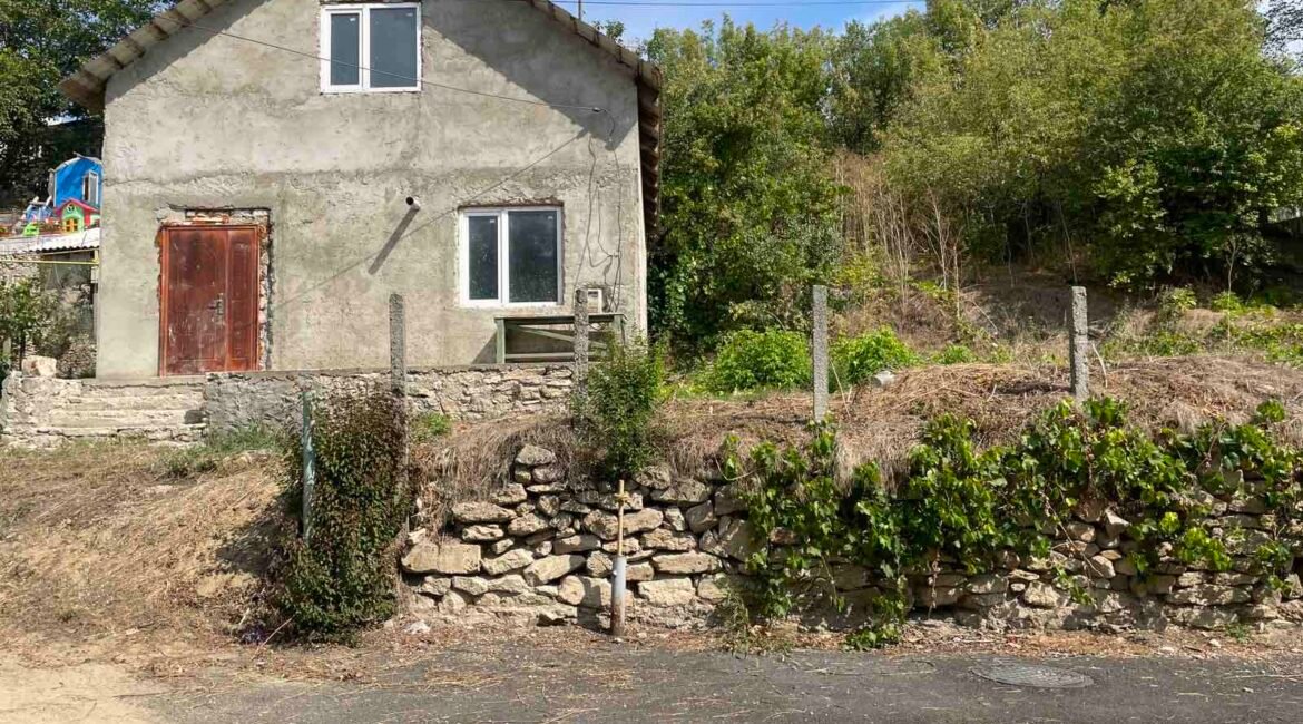 Casă nefinisată de vânzare cu un etaj + mansardă, amplasată într-o zonă liniștită a orașului Orhei, pe strada Mihai Frunze