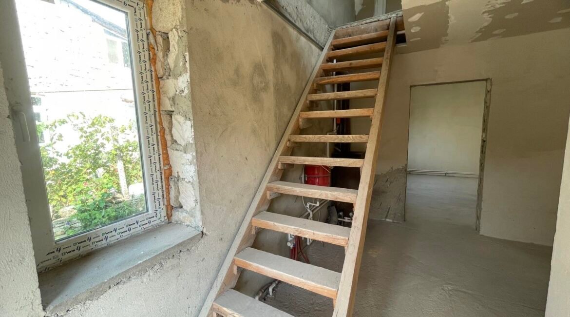 Casă nefinisată de vânzare cu un etaj + mansardă, amplasată într-o zonă liniștită a orașului Orhei, pe strada Mihai Frunze