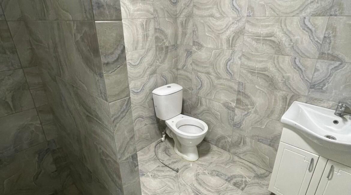 Casă nefinisată de vânzare cu un etaj + mansardă, amplasată într-o zonă liniștită a orașului Orhei, pe strada Mihai Frunze