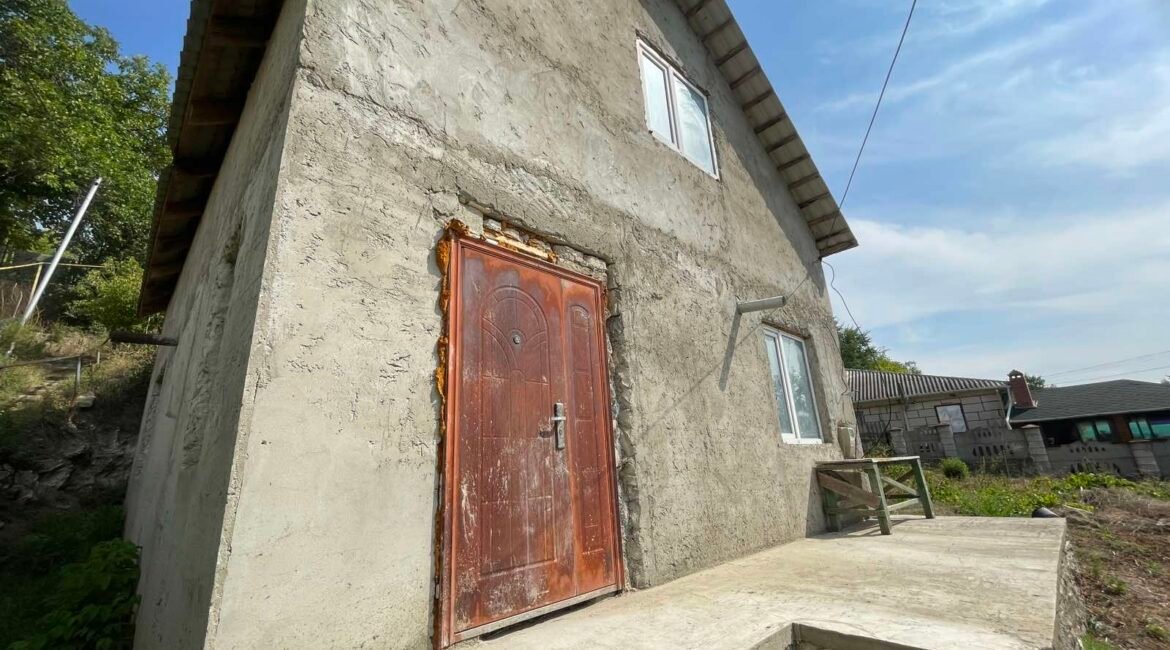 Casă nefinisată de vânzare cu un etaj + mansardă, amplasată într-o zonă liniștită a orașului Orhei, pe strada Mihai Frunze